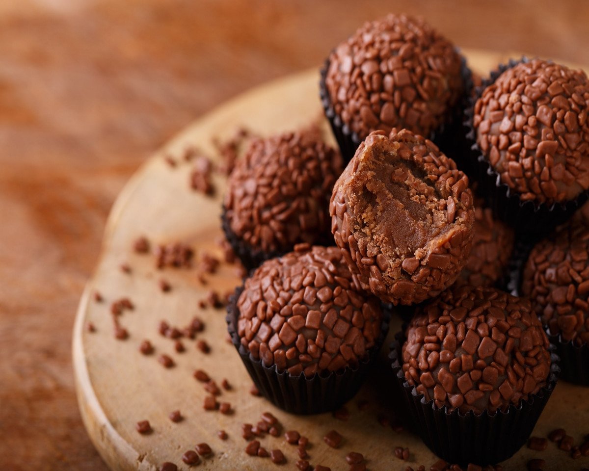 Brigadeiros nos pratinhos fofos - Picture of Brigadeiros do Tuiter, Rio de  Janeiro - Tripadvisor